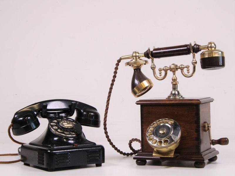 2 x Vintage telefoon bakeliet en hout